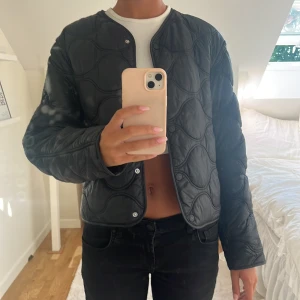 Superfin jacka från mango - Säljer nu en jättefin jacka från mango!! Jättefin o perfekt till hösten💞💞 använd sparsamt, går inte att köpa längre