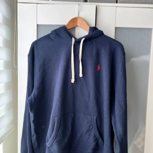 Polo Ralph Lauren hoodie / Luvtröja - Jätte fin hoodie Polo Ralph Lauren Storlek L Hoodien är i jättebra skick, endast lite nopprig Mörkblå färg med röd logga Skicka meddelande vid några funderingar Kolla gärna även in mina andra annonser Fast pris!