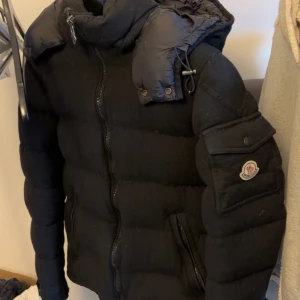 Moncler montegrevne  - Intressekoll på denna sjukt feta Moncler montegrevne, har några defekter men annars i fint sick, ny pris 23000kr Kom gärna med bud eller byten