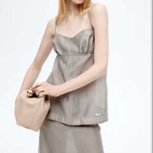 topp - super snygg topp från hm som är slutsåld!! helt ny med prislap kvar🌸