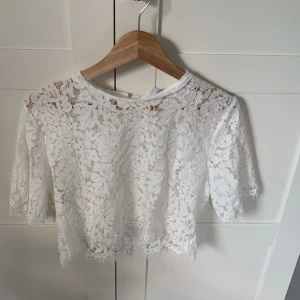 Vit spetsblus från New yorker - Säljer en superfin vit blus från new yorker i spets med blommigt mönster. Den är i storlek M men upplevs ganska liten i storleken.