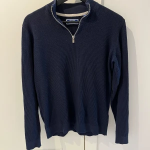 Zip tröja Jack & Jones str 164 cm - Bra skick. Dock lite större i storleken så runt 170 cm skulle jag säga.