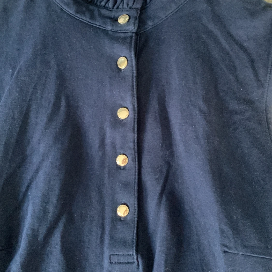 Mörkblå ärmlös topp med volangkrage - 3