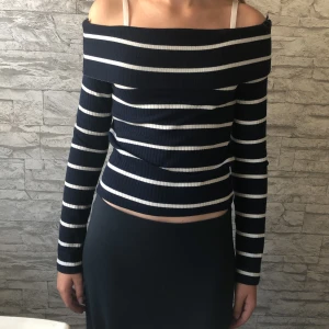 Randig marin blå och vit vik-tröja - Det står M men det känns som en S, köpt i Spanien