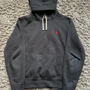 Svart hoodie från Polo Ralph Lauren - Hej