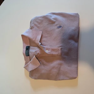 Ljusrosa polo t-shirt från Ralph Lauren - Säljer en ljusrosa polo t-shirt från Ralph Lauren i storlek XXL men passar XL. Varan är äkta och använd bara 2-3 ggr. Kan mötas i Sthlm eller frakta 🚚. Tveka inte på att höra av dig vid minsta lilla fundering 🤔 