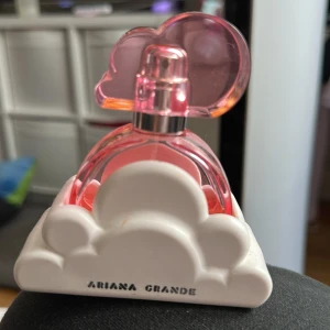 Ariana Grande Cloud Pink Parfym - Arians grande parfym , halva kvar 110 kr ❤️