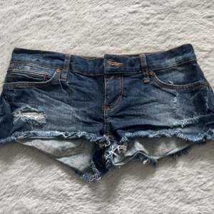 Lågmidjade jeans shorts - Skitsnygga vintage jeans shorts med låg midja. Midjemått tvärs över: 37 cm. Grenmått: 17 cm💕💕