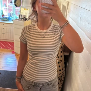 Vit och grön randig tröja. - Vit och grön randig tröja från H&M. I stl S och endast använt en gång. Jätte mjuk o skön.