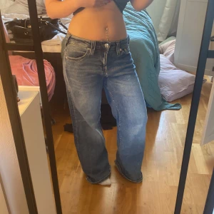 Blå baggy jeans från True Religion x Bobbi - Säljer ett par blå baggy jeans från True Religion i sbo. I modell Jeansen har klassisk femficksdesign, breda ben och snygga kontrastsömmar på bakfickorna.  Helt nya! Dock ingen prislapp kvar. Nypris ca 1,2k. Jag har vanligtvis storlek 25W om det är tajtare jeans 