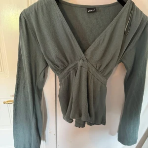 Jätte fin mörkgrön blus från Gina Tricot ❣️ - Jätte fin mörkgrön blus från Gina Tricot, köpte den i julas men har bara används några gånger och tvättats 3 gånger ungefär så den e nästan helt ny och i mycket bra skick 