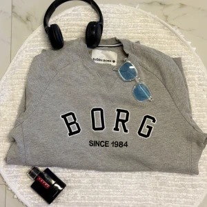 Grå sweatshirt från Björn Borg - Snygg grå sweatshirt från Björn Borg, tröjan är kan man säga helt ny jag knappast använts, säljer pgr av storlek 