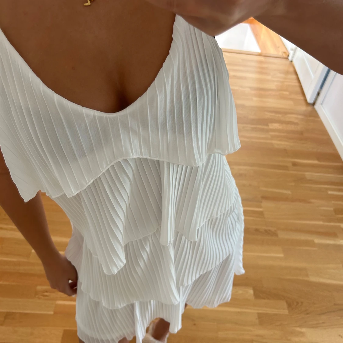 Vit plisserad volangklänning från ONLY