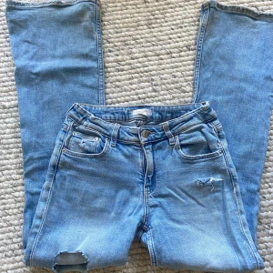 Ljusblå jeans med slitningar - Säljer ett par ljusblå jeans med jättesnygga slitningar❣️ 