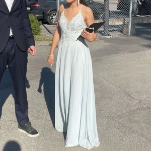 Balklänning  - säljer superfin balklänning från jjhouse då den inte kommer till användning längre. 