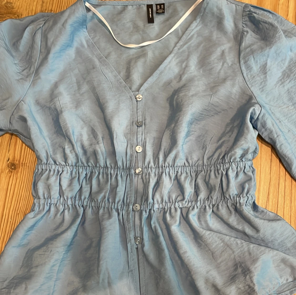 Blå blus med v-ringning från Vero Moda - 3