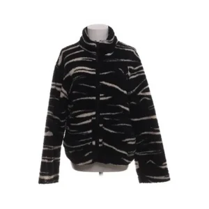 Teddyjacka - Säljer en zebramönstrad teddy jacka från H&M! Kontakta om ni undrar något!🫶🏻