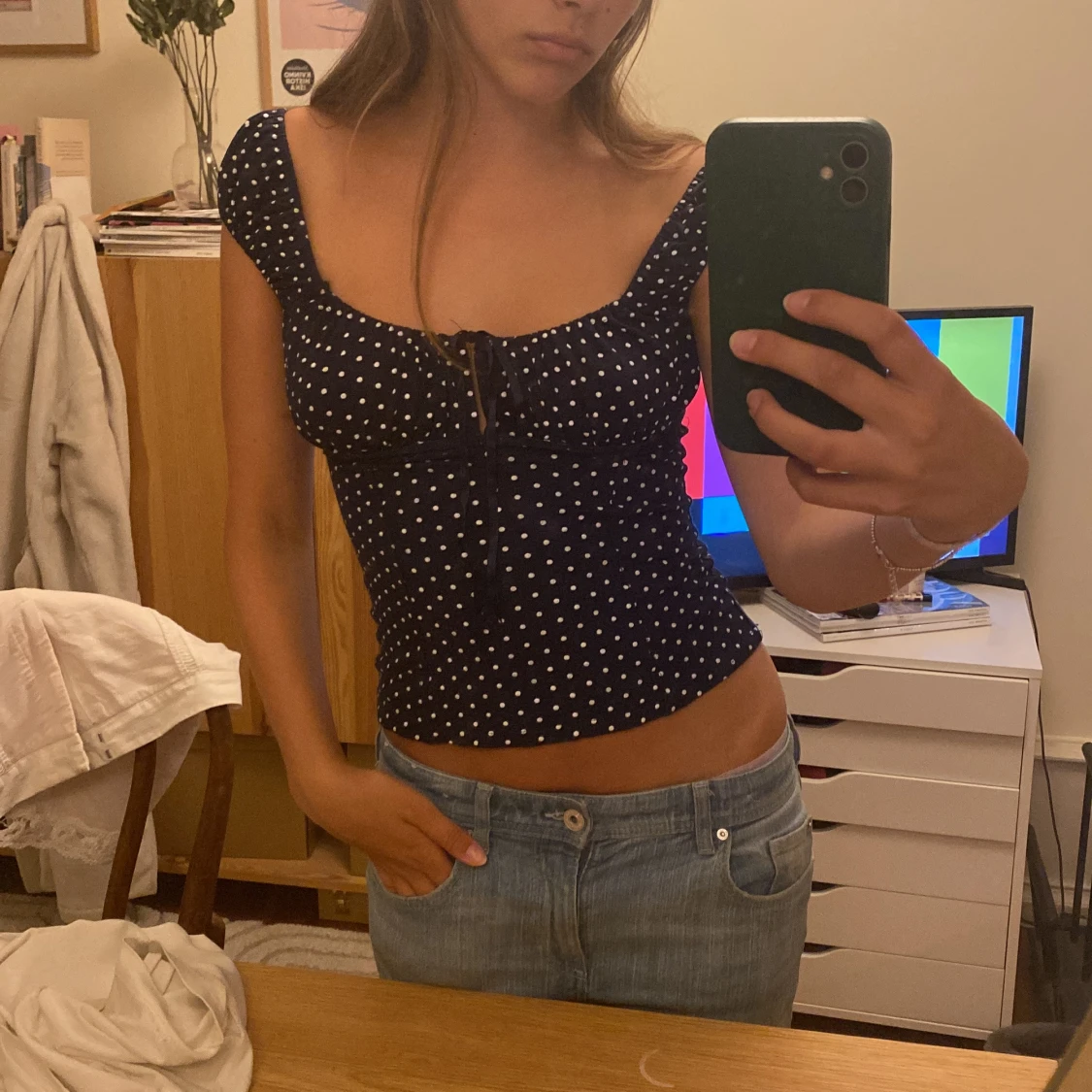 Mörkblå prickig topp med snörning - 1