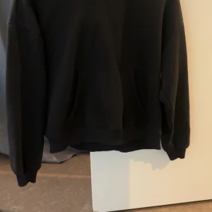 Svart hoodie från 157, storlek S - En klassisk svart hoodie från 157 i storlek S, sann till storlek. Använd ett fåtal gånger.