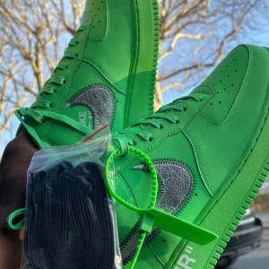 Nike Air Force 1 Off-White Grön - Säljer ett par Nike Air Force 1 Off-White i en riktigt fet grön färg med silverfärgad swoosh och klassiska Off-White detaljer som zip-tie och text på sidan. Skorna har snörning och kommer med extra svarta skosnören. Perfekt för dig som vill sticka ut.