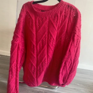 Rosa stickad tröja  - Säljer en snygg rosa stickad tröja med hålmönster 