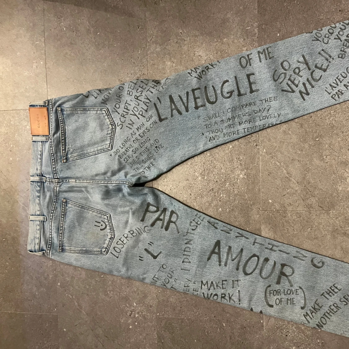 Gucci ljusblå jeans med nitar och text - 2