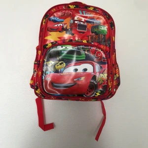 Röd Cars ryggsäck med motiv - Cool röd ryggsäck med  Cars-motiv och flera fack. Justerbara axelband och sidofickor i mesh. Perfekt för skolan eller utflykten för dig som älskar bilar.