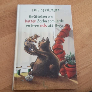 Berättelsen om katten Zorba som lärde en liten mås att flyga - En charmig och färgstark bok med illustrationer av en katt och en liten fågel. Perfekt för dig som gillar djur och vill ha en varm, inspirerande berättelse som passar både ungdomar och unga vuxna.