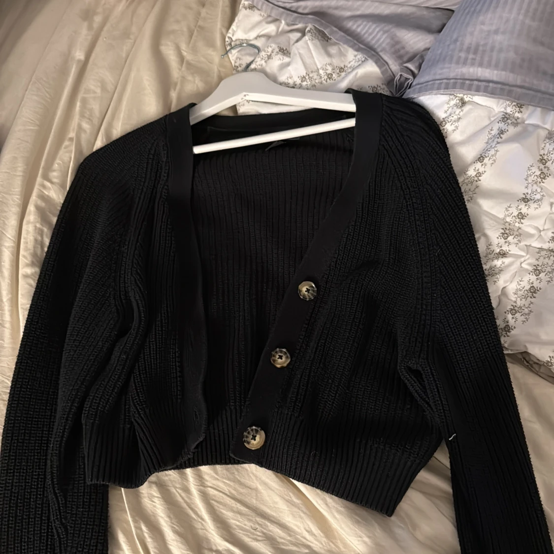 Svart ribbad kofta med knappar