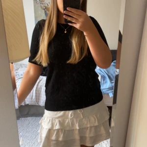 Stickad t shirt zara - Stickad t shirt från zara i storlek S ! Köpte för typ 300 och är i bra skick förutom lite nopprig. Kan skicka egna bilder om någon vill det 🤍