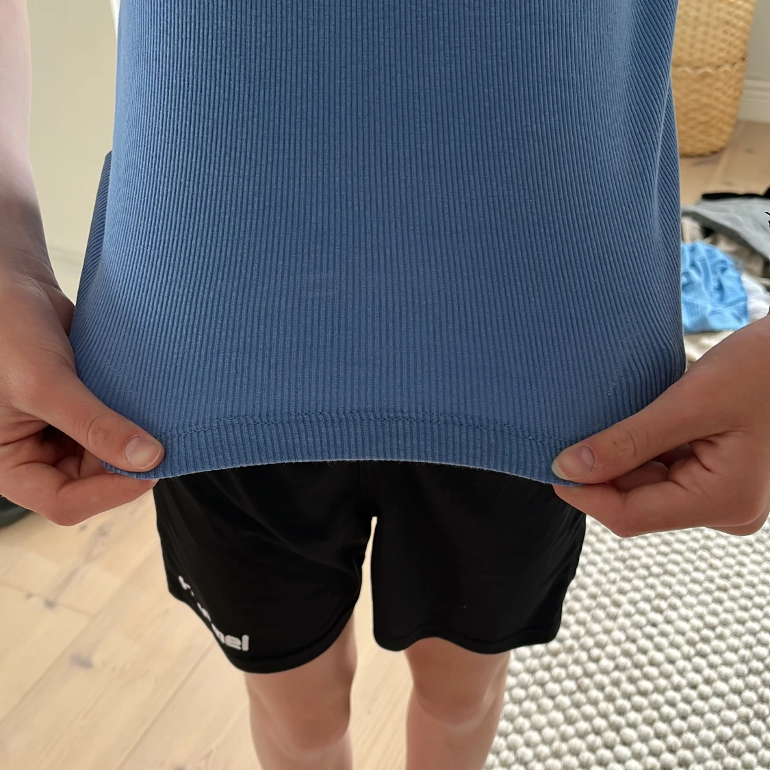 Blå ribbad topp med volangärmar - 3