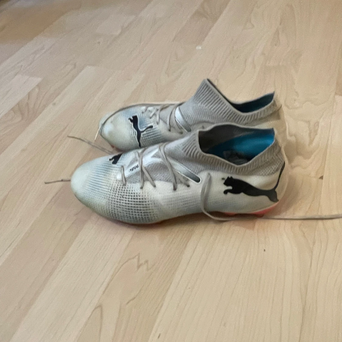 Puma vita fotbollsskor med rosa dobbar utan skolådan  - 2