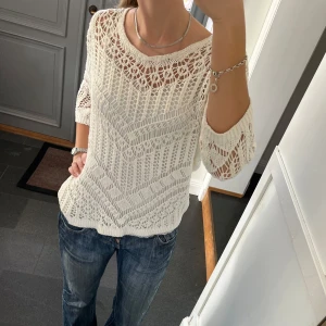 Vit stickad tröja  - Vit trekvartsärmad tröja från Bonita i storlek M, skulle säga att den även passar S. Fint skick. Använd gärna köp nu!