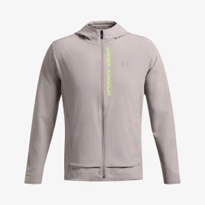 Ljusgrå vindjacka från Under Armour - Säljer en stilren ljusgrå vindjacka från Under Armour med huva och hel dragkedja. Jackan har en clean look med logga och text i neongrönt framtill. Perfekt för vardag men även för träning. Storleken är S och skicket är utmärkt. 