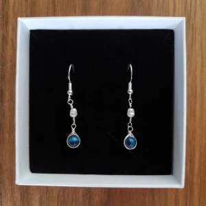 Örhängen - Vackra oanvända silverörhängen med pärlor av blått tigeröga / falköga 💙 Hänget är av sterling silver och resterande metall är silverpläterad koppar. PS. har bundle-rabatt!