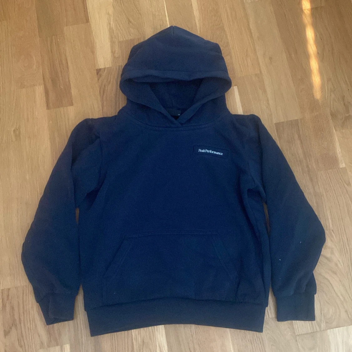 Mörkblå hoodie från Peak Performance