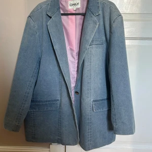 Kavaj  - Så cool och snygg kavaj i jeans design, mycket bra skick ! Over zize i storleken 