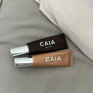 CAIA bronzer Cape Town & Highlighter  - En bronzer från Caia i färgen Cape Town och en highlighter i färgen Pearl Swerl. Använt endast 2 ggr