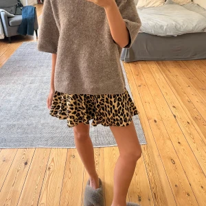 Leopardmönstrad kjol från Zara - Säljer en leopardmönstrad kjol från Zara med volangkant. Kjolen har en knytning i midjan samt dragkedja på sidan. Under kjolen finns det inbyggda shorts. Storleken säger L men den passar även M/S.