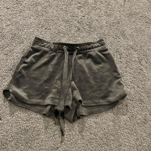 Grå shorts med snörning från Gina Tricot - Mysiga grå shorts från Gina Tricot i mjukt material med bred resår och snörning i midjan. Modellen är loose fit och har korta ben med rundade kanter. Perfekta för chill eller träning, riktigt sköna att ha på sig.