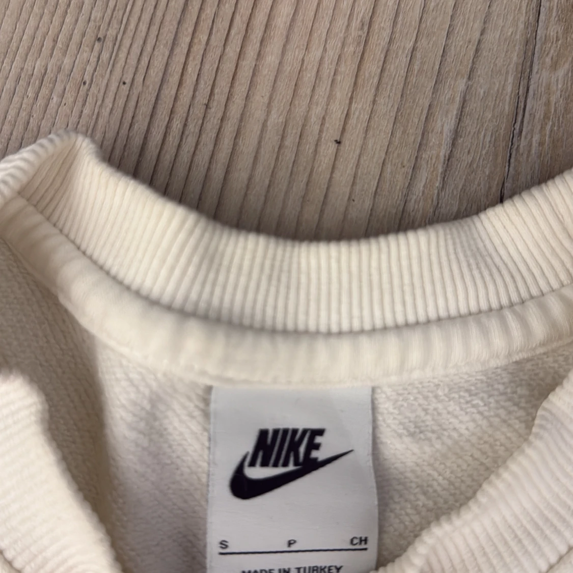 Vit Nike sweatshirt med röd logga - 2