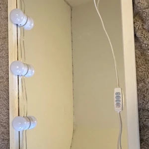 Sminkspegel❤️ - Hej jag säljer en fin sminkspegel med belysning. Använd i ca två månader då jag fick en ny i present❤️ Man kan justera styrkan på lamporna samt välja mellan tre inställningar, warm light, cold light och neutral light. Samt kan man hänga upp spegeln på väggen❤️ Måtten är 90 x 38cm