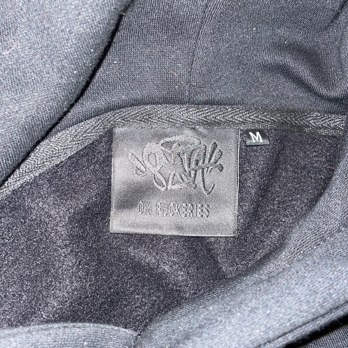 Svart hoodie från synaworld - 2