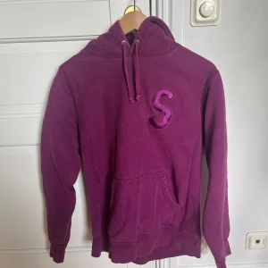 Lila Supreme hoodie storlek M - Skön supreme hoodie i storlek M, pris går och diskutera vid snabb affär. Hämtas i Barkarby station eller vid frakt där du står för frakten.