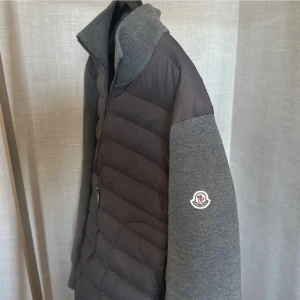 Grå Moncler Cardigan  - Moncler cardigan, mycket bra skick, nypris: Ca 10 000kr, Storlek L men passar M, mitt pris e galet, bara att höra av dig via frågor eller funderingar!!!