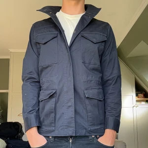 Safarijacka - Säljer denna stilrena safarijackan från G-star raw perfekt inför hösten! Personen på bilden är ca 180 cm lång och väger 70 kg. Tveka inte på att kontakta mig vid minsta fundering🙌