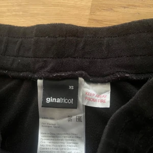 Svarta mjukis -set från Gina Tricot XS - Svarta mjukis set från Gina Tricot i storlek XS. Byxorna har rak passform och är gjorda i ett mjukt, fleeceliknande material som känns riktigt skönt mot huden. Perfekta för chill dagar eller när du vill vara extra bekväm.