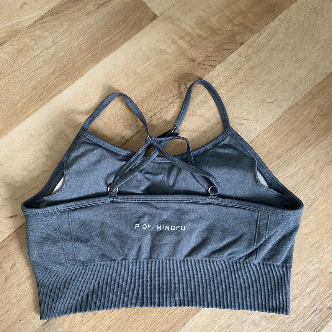 Grå sporttopp från Drop of Mindfulness - 1