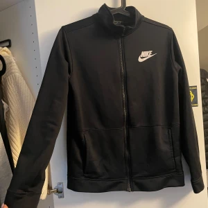 Svart zip-jacka från Nike - Storlek XL för barn och XS/S för vuxna 🥰 Lite nopprig och använd som ni ser på sista bilderna . Köpt på JD Funkar för både killar och tjejer