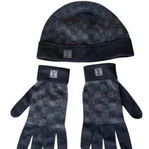 Louis Vuitton  - Louis Vuitton set. Handskar och mössa. Discontinued modell. Skick 9/10. Kommer med box. Pris 3690kr finns att köpa på våran hemsida. Fashionels.com 